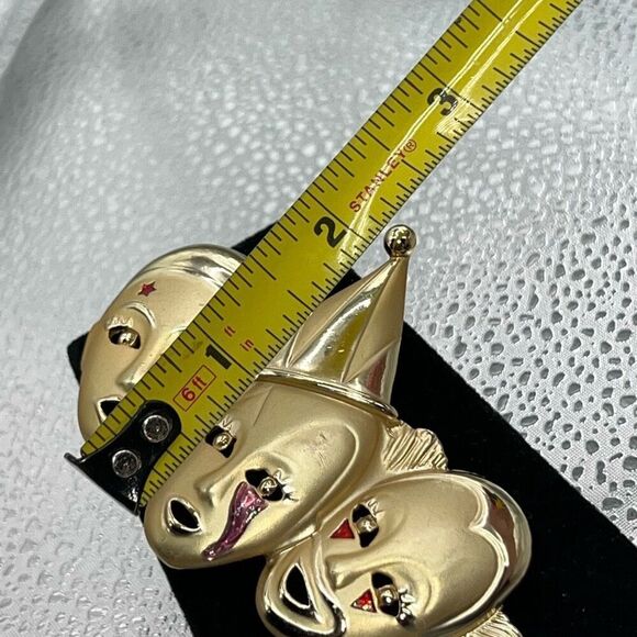 Vintage Matte Sad Crying Clowns Brooch Pin Gold Tone Metal Red Enamel Festive - Picture 3 of 6
